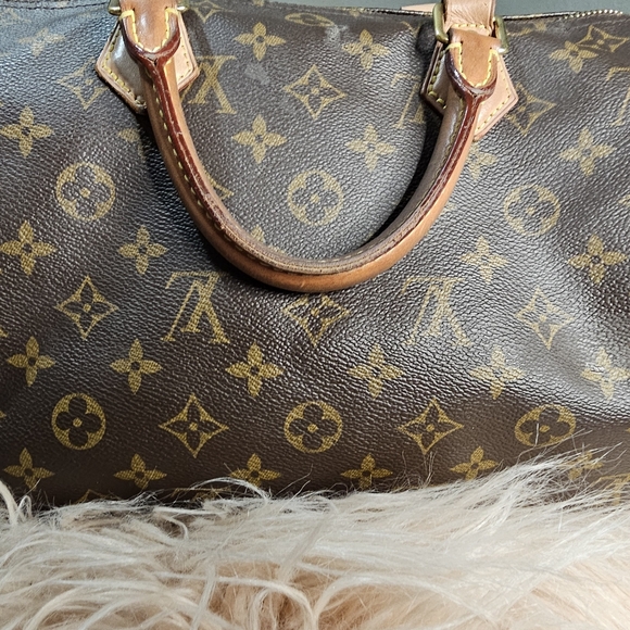 LOUIS VUITTON MONOGRAM SPEEDY 30 WITH LOCK PLUS LV WALLET BUNDLE - Picture 2 of 13
